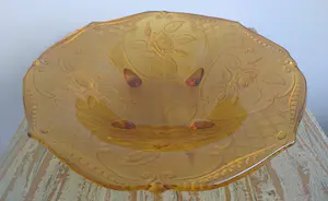 Niet of onleesbaar gesigneerd - Amber gesatineerde persglas fruitschaal kopen? Bied vanaf 1!