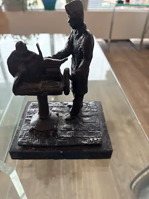 Jaap Hartman - Bronzen sculptuur “ De Slager “ kopen? Bied vanaf 85!