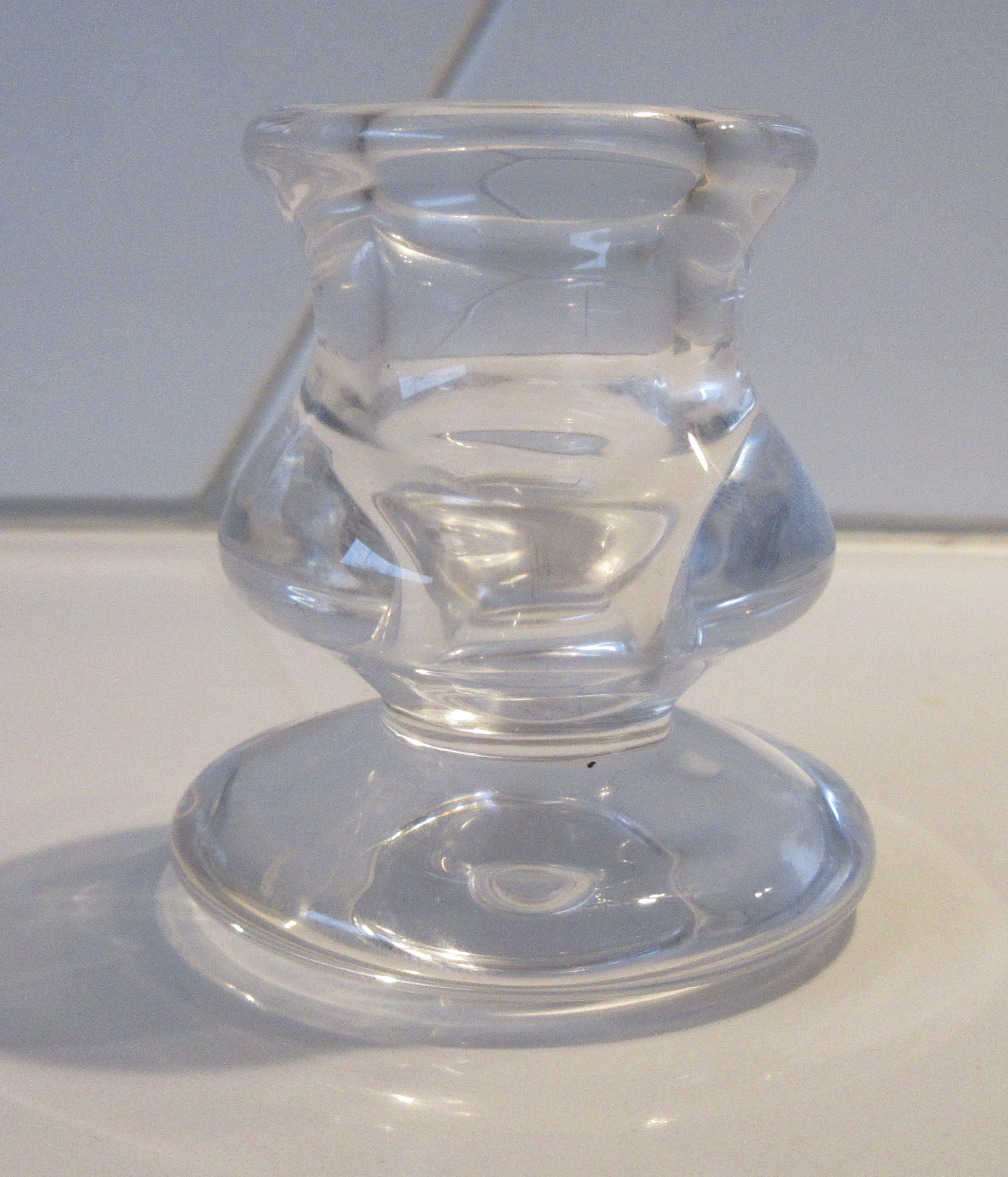 Niet of onleesbaar gesigneerd - Twee blank glazen kandelaren kopen? Bied vanaf 1!