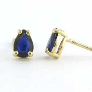 18k geel gouden oorknoppen bezet met saffier 0.90 karaat kopen? Bied vanaf 1!