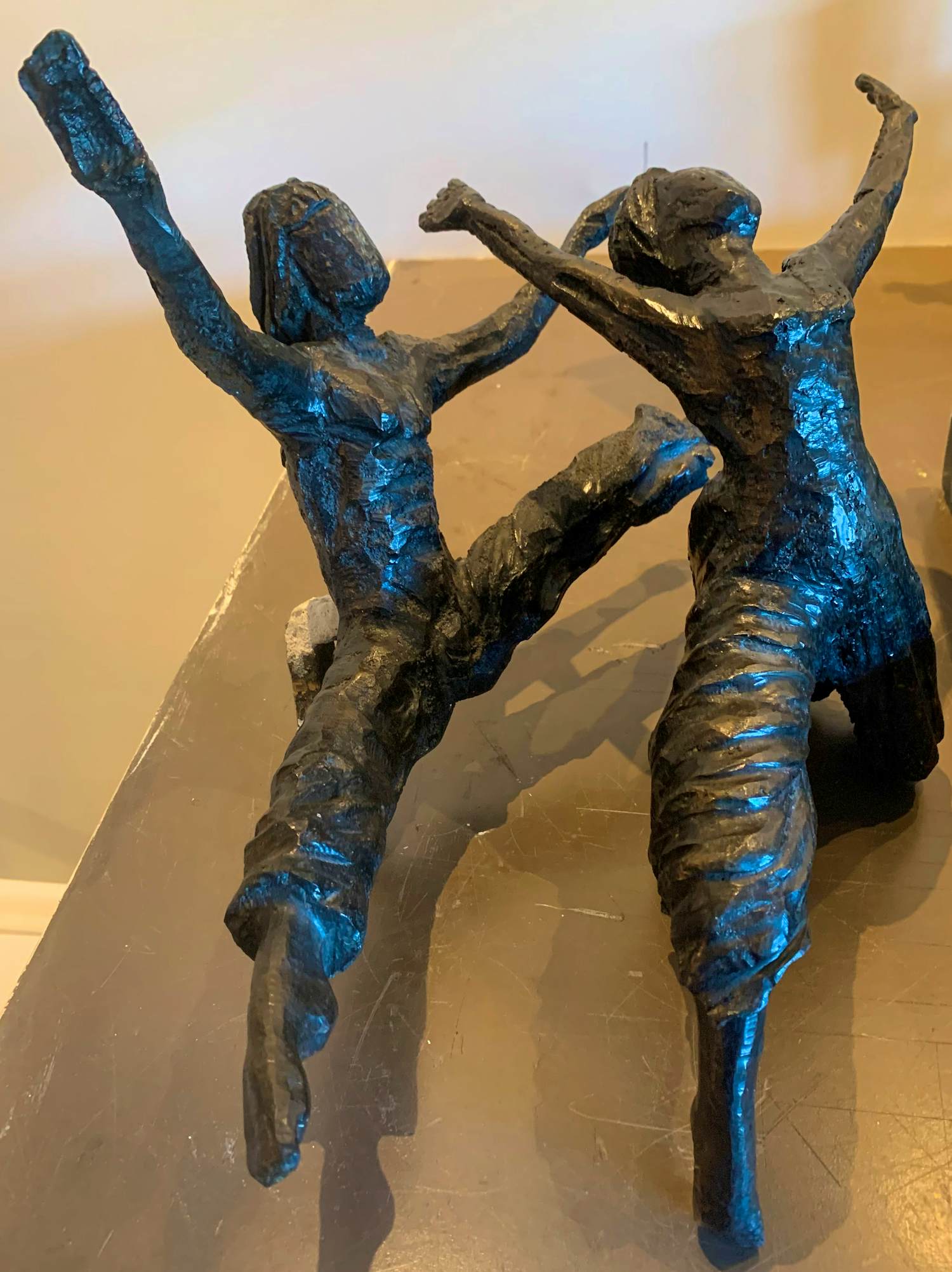 Avi Kenan - Gepatineerd bronzen sculptuur: dansend paar kopen? Bied vanaf 995!