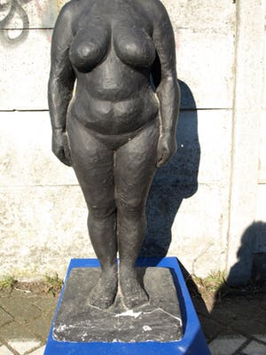 Niet of onleesbaar gesigneerd - Groot beeld , “Voorstudie Truus?? door Charlotte van Pallandt??” – 122 cm hoog kopen? Bied vanaf 10!