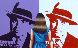 Gerard Boersma - Al Capone (Vrouw kijkend naar pop art portret van Al Capone) kaufen? Bieten Sie von 100!