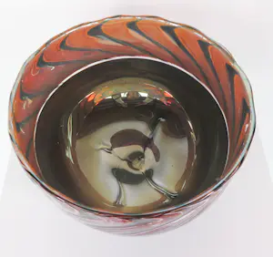 Richard Price - Glasobject / Zeer grote glazen kom of vaas met goud, rood en blauw kopen? Bied vanaf 250!