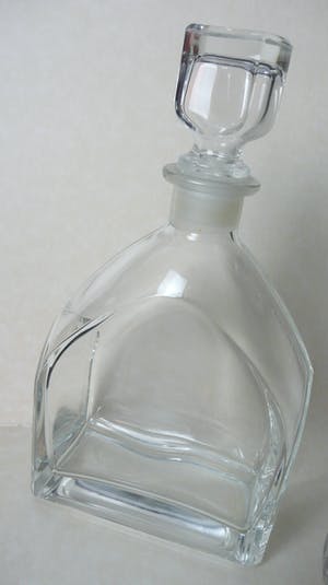 Niet of onleesbaar gesigneerd - 3 massive Glaskaraffen, eine mit Silbermontierung am oberen Rand kopen? Bied vanaf 1!