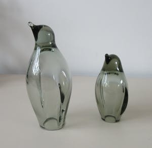 Niet of onleesbaar gesigneerd - Twee modernistische (Rook) glazen pinguin figuren kopen? Bied vanaf 1!