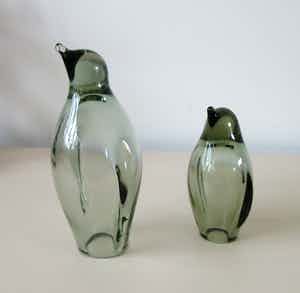 Niet of onleesbaar gesigneerd - Twee modernistische (Rook) glazen pinguin figuren verkocht voor € 1!