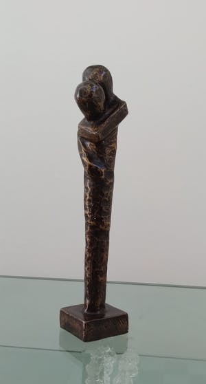Brons (Onbekend) - gehamerd bronzen beeld, innige omhelzing kopen? Bied vanaf 35!