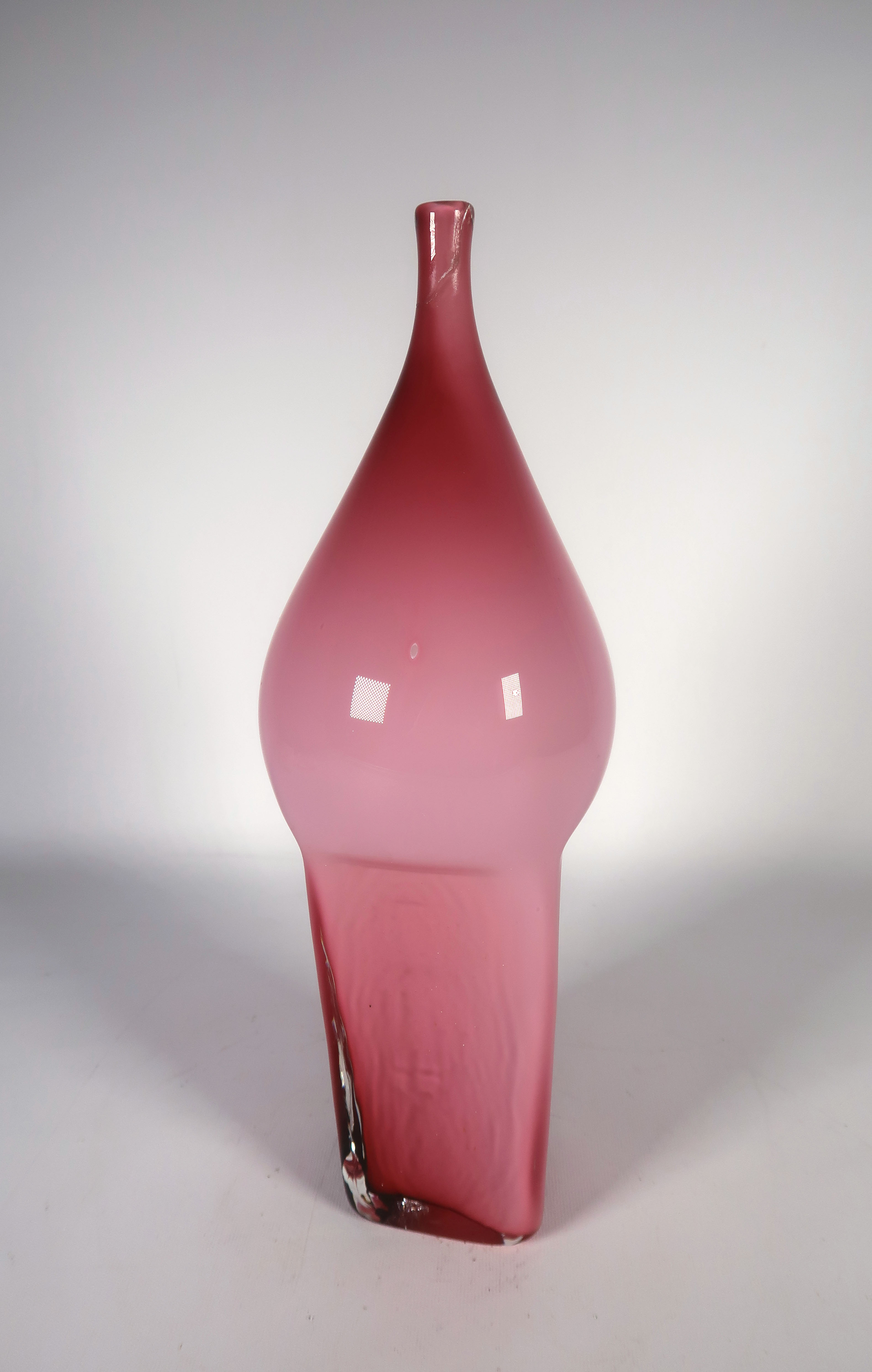 Bernard Heesen - Glas, Roze vaas met smalle tuit kopen? Bied vanaf 1!