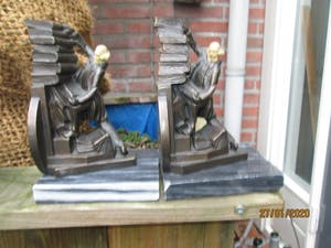 Brons (Onbekend) - Uniek brons boekensteun met aardewerk hoofdje 2 stuks kopen? Bied vanaf 75!