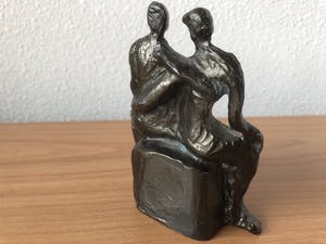 Corry Ammerlaan - Zwaar bronzen beeldje " Twee verliefde mensen op een bankje " kopen? Bied vanaf 35!