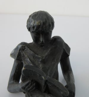 Niet of onleesbaar gesigneerd - Bronzen figuur van een meisje dat een boek leest kopen? Bied vanaf 1!