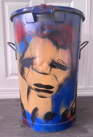 Herman Brood - Ijzeren vuilnisbak verkocht voor € 1000!
