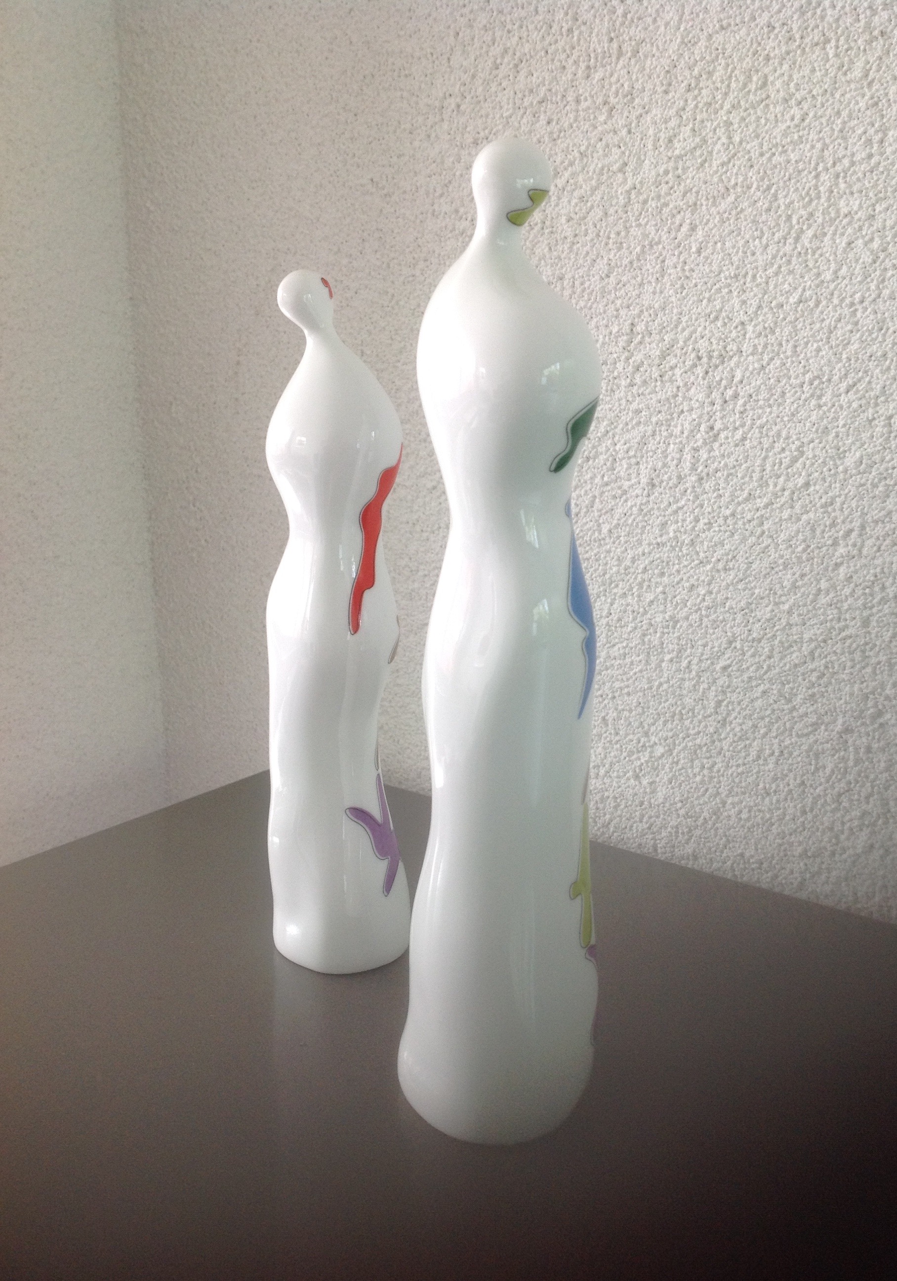 Corry Ammerlaan - Twee kleurige sculpturen van porselein. kopen? Bied vanaf 15!