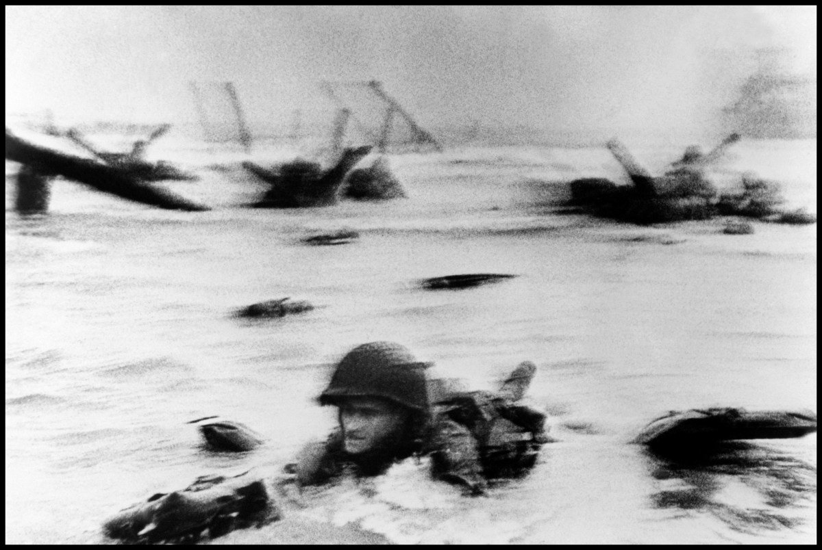 Robert Capa - Normandy, June 6th, 1944 verkocht voor € 750!