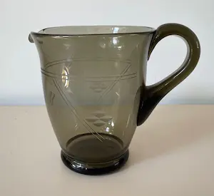 AcheterNiet of onleesbaar gesigneerd - Art Deco Rookglazen waterkan? Enchérissez de 1!