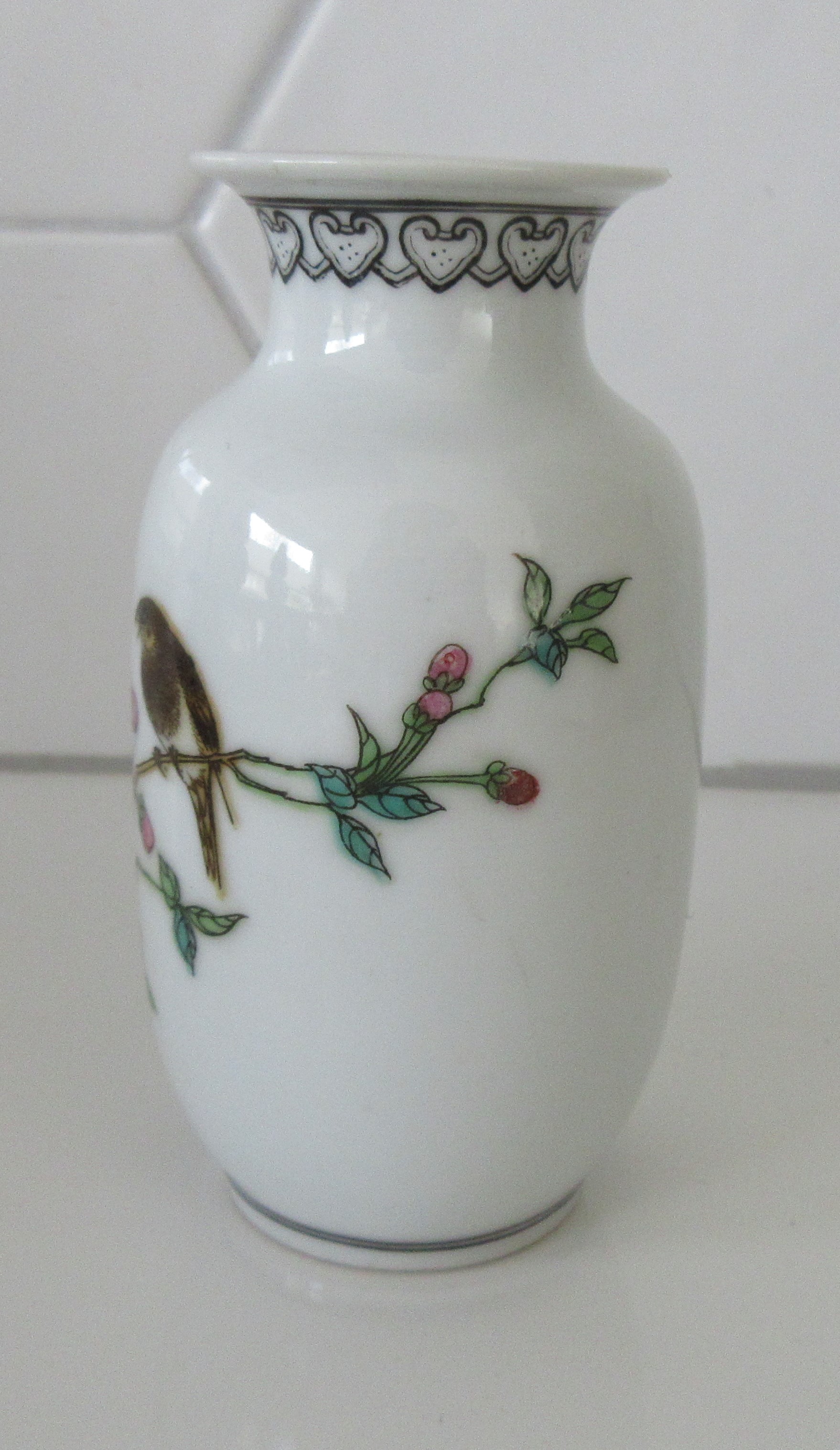 Niet of onleesbaar gesigneerd - Drie Chinese porseleinen Famille Rose vaasjes kopen? Bied vanaf 1!