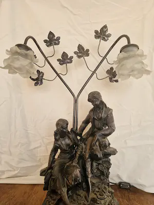 Niet of onleesbaar gesigneerd - Beeld met prachtig bronzen kopelbeeld met lampkoppel kopen? Bied vanaf 1!