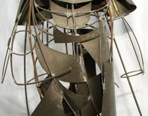 Niet of onleesbaar gesigneerd - Beeld van blik en ijzerdraad, “Koningin” – 34 cm hoog kopen? Bied vanaf 10!