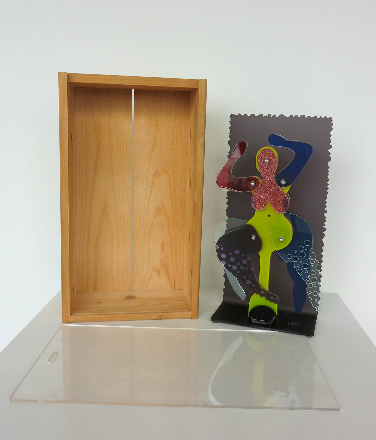 Ad van Hassel - Beeld van plexiglas in houten kistje, Buurvrouw (Cobart Pop Art) kopen? Bied vanaf 100!