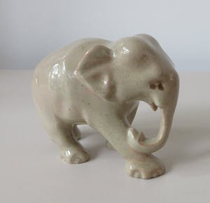 Niet of onleesbaar gesigneerd - Modernistisch aardewerken plastiek van een olifant kopen? Bied vanaf 1!