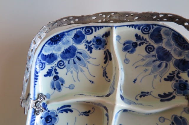 Kunstaardewerkfabriek Regina - Schaal Delfts blauw - Met verzilverd fraai ingesneden hengsel kopen? Bied vanaf 1!