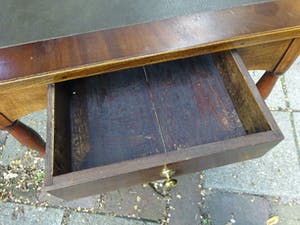 Curiosa - Uniek mahonie fineer - massief eiken kinderschrijftafeltje met inlegblad kopen? Bied vanaf 50!