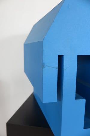 Nikolaus Urban - Triplex/ kartonnen object, Blauw huis (op sokkel) kopen? Bied vanaf 100!