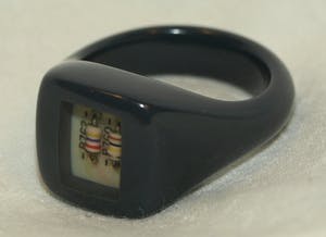 Juul Jacobs - Ring van polyester met computerchip – 2003 - Tussen Kunst en Kitsch kopen? Bied vanaf 75!