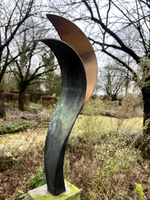 John Spek - mooi abstract bronzen beeld op een hoge dunnen sokkel van steen kopen? Bied vanaf 200!