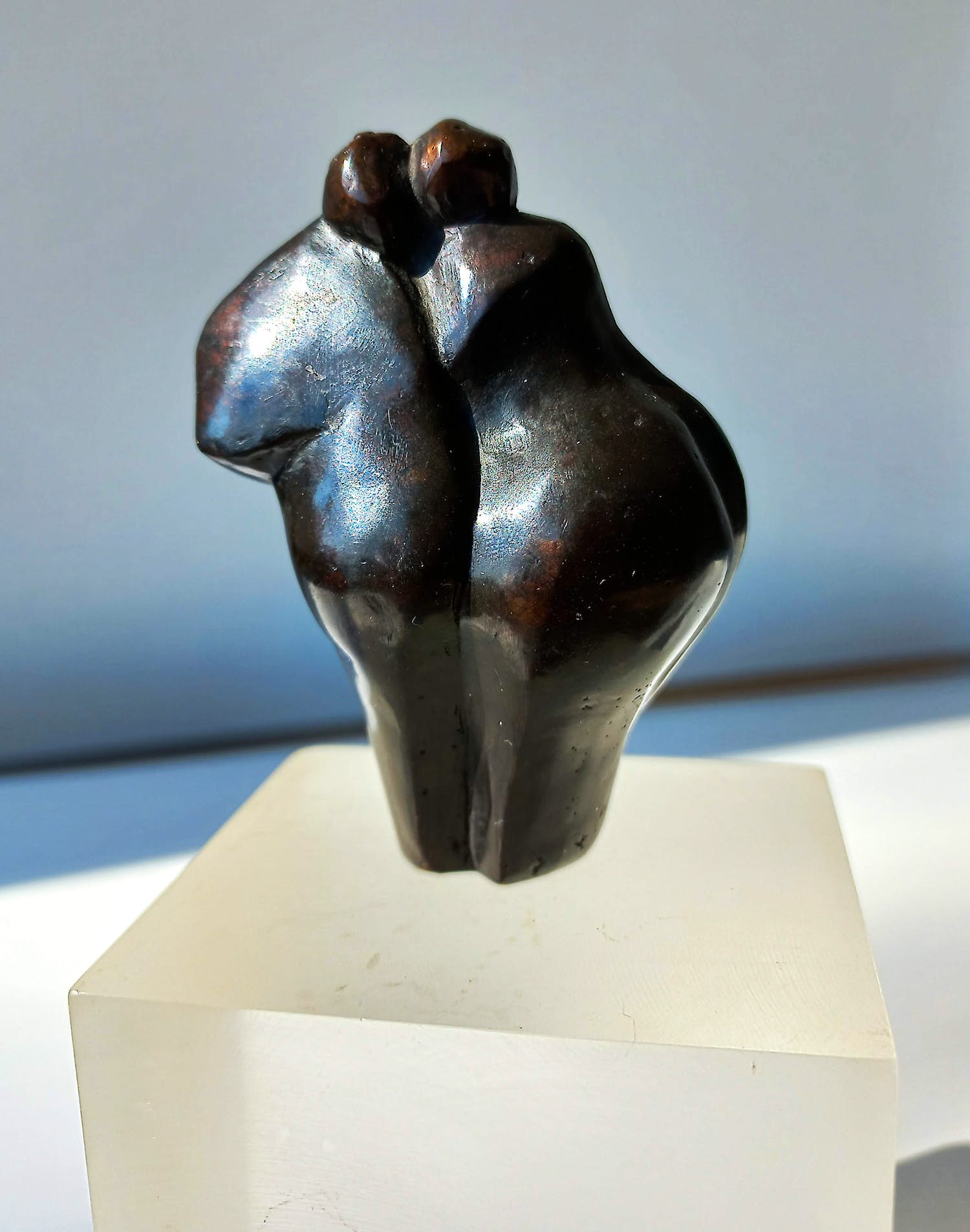 Ati Emmerik - Man en vrouw, bronzen beeld op perspex sokkel verkocht voor € 195!