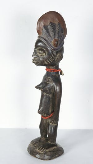 Yoruba - Houten Ibedji- of tweelingbeeld van vrouw met rode kralen kopen? Bied vanaf 1!