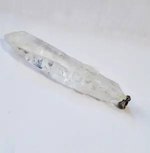 AcheterNieuwe zilveren hanger met ruwe langwerpig bergkristal? Enchérissez de 20!