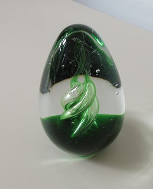 Siem van der Marel - Presse papier met groene slingers en luchtbellen kopen? Bied vanaf 37!