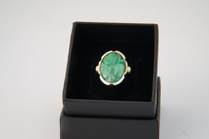 1274 - Aparte 14krt gouden dames ring met handgesneden groene steen (Jade?) kopen? Bied vanaf 85!