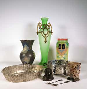 Lot van drie vazen, twee verzilverde mandjes, brons en speksteen verkocht voor € 50!