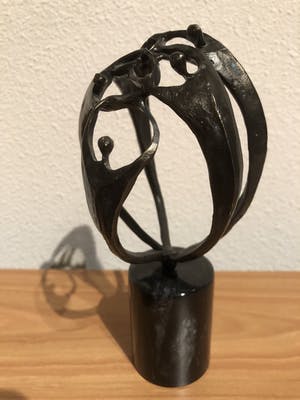 Corry Ammerlaan - Prachtig beeld " Samen de hele wereld aankunnen " kopen? Bied vanaf 35!