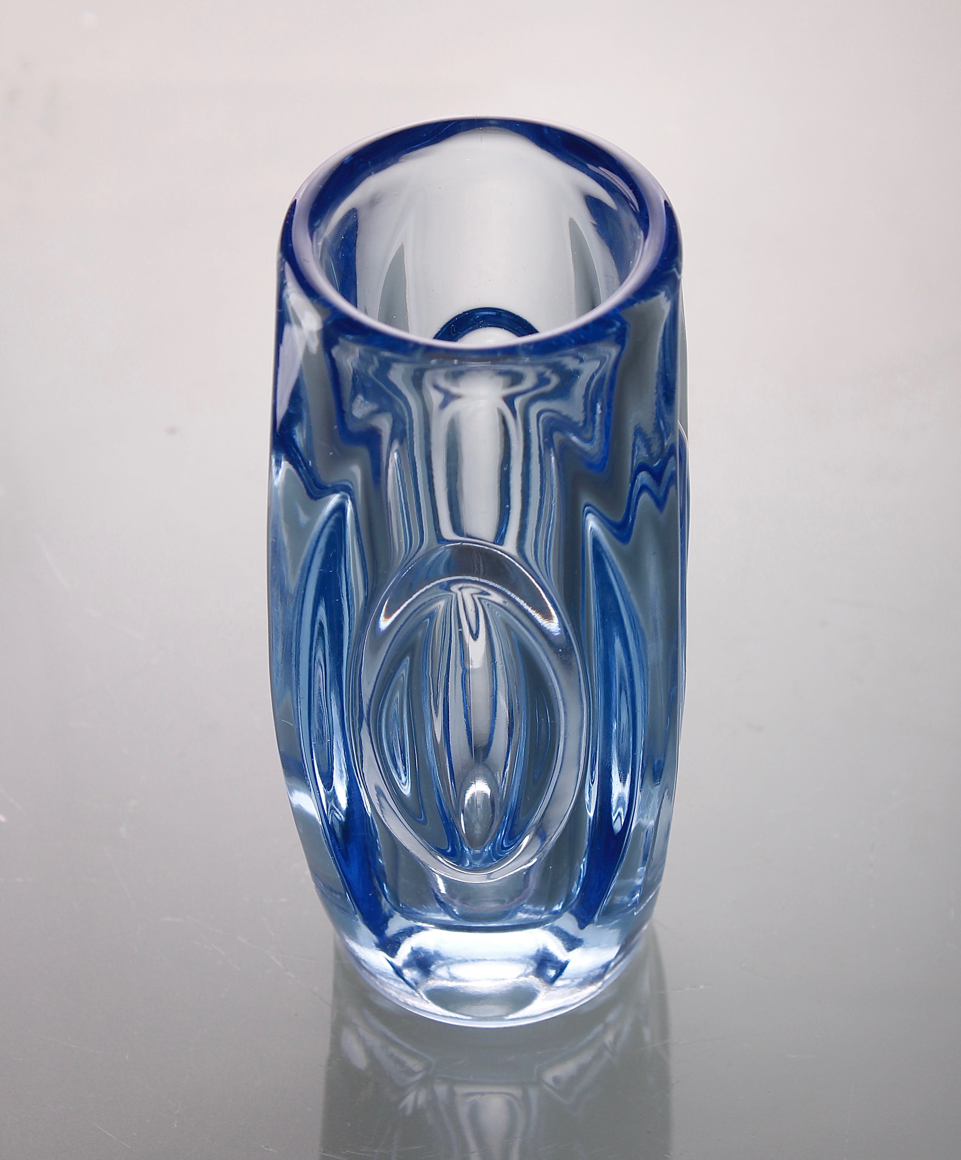 Sklo Union - Rosice - Rudolf Schrotter lichtblauwe 'Bullet' vaas | Tsjechoslowakije | 1955 kopen? Bied vanaf 19!