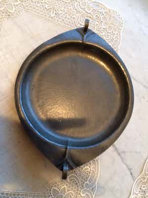 Leon Provins - Jugendstil gehamerde tinnen schotel verkocht voor € 10!