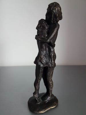 Astrid Veldhuyzen-Koppen - Beeld " Beschutting" kopen? Bied vanaf 35!