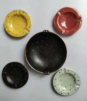 Plateelbakkerij Zuid-Holland - Schaaltje met verschillende asbakjes (9) kopen? Bied vanaf 25!