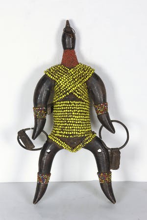 Namchi - Pop en tevens vruchtbaarheidsbeeld met gele en rode kralen kopen? Bied vanaf 1!