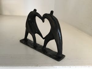 Corry Ammerlaan - Sculptuur “ Hart voor elkaar “ kopen? Bied vanaf 25!