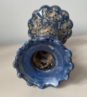 Niet of onleesbaar gesigneerd - C.M. Biagioli Gubbio - Twee hand gedecoreerde Majolica kandelaren kopen? Bied vanaf 1!