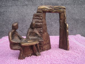 Brons (Onbekend) - Zittend naast de poort. kopen? Bied vanaf 35!