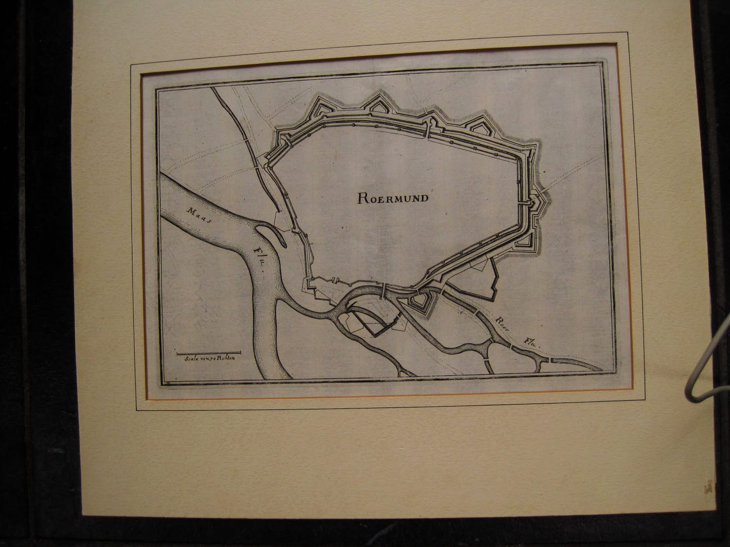 Niet of onleesbaar gesigneerd - blinde plattegrond van Roermond ("Roermund") kopen? Bied vanaf 1!