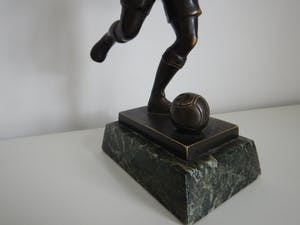 Niet of onleesbaar gesigneerd - Massief bronzen voetballer op marmeren voetstuk kopen? Bied vanaf 10!