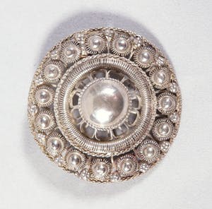 Zilver - 2 zeeuwse grote platte knopen + speldje kopen? Bied vanaf 40!