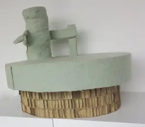 Linda Nieuwstad - Object van textiel (hout en karton), Zonder titel kopen? Bied vanaf 150!