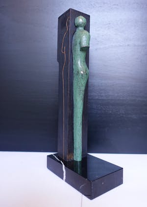 Frank Stoopman - "SAMEN EEN EENHEID VORMEN IN VOOR EN TEGENSPOED" in brons en hout. kopen? Bied vanaf 90!